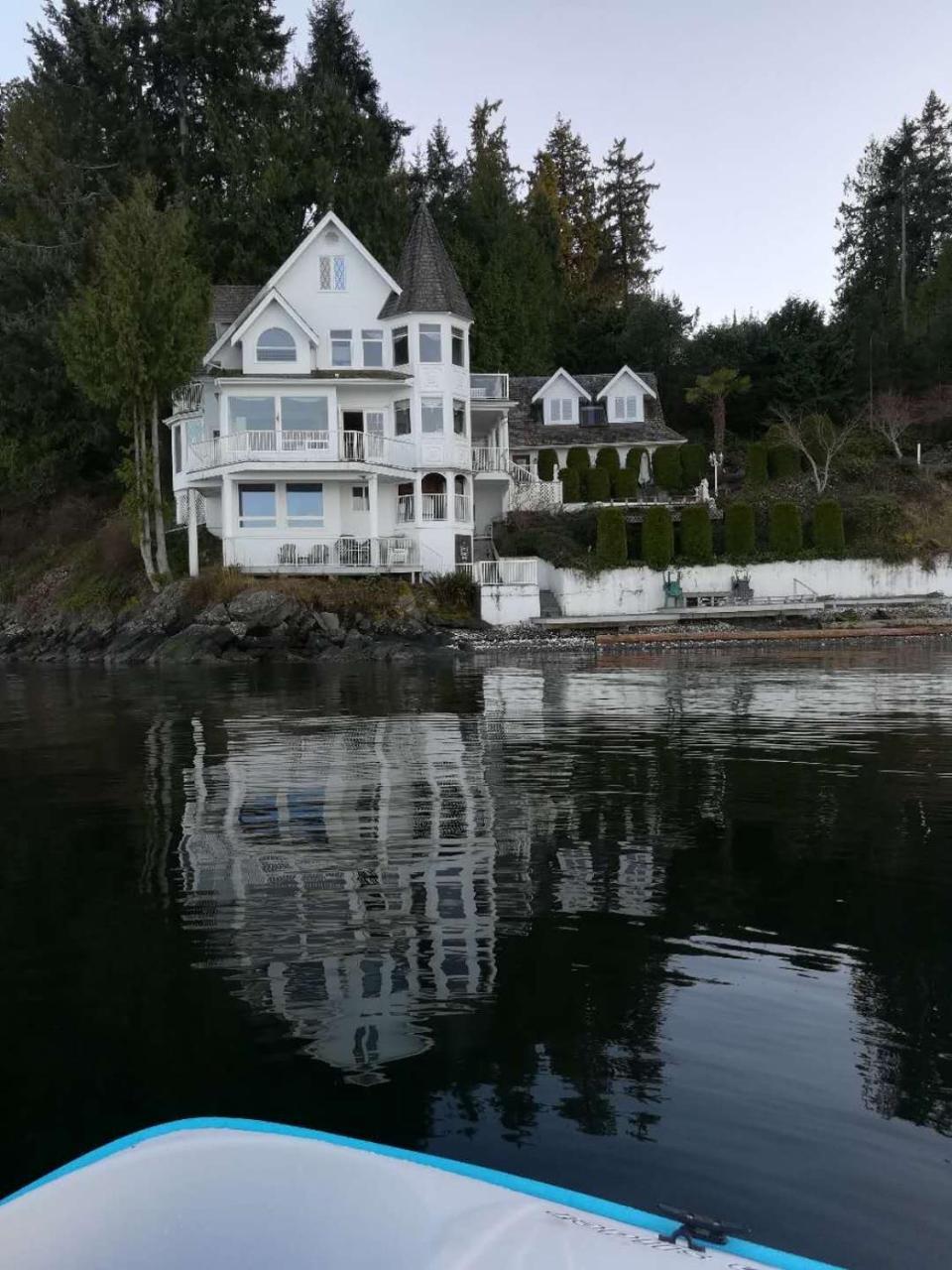 Vancouver Island Castle Cove Inn Чемейнус Экстерьер фото